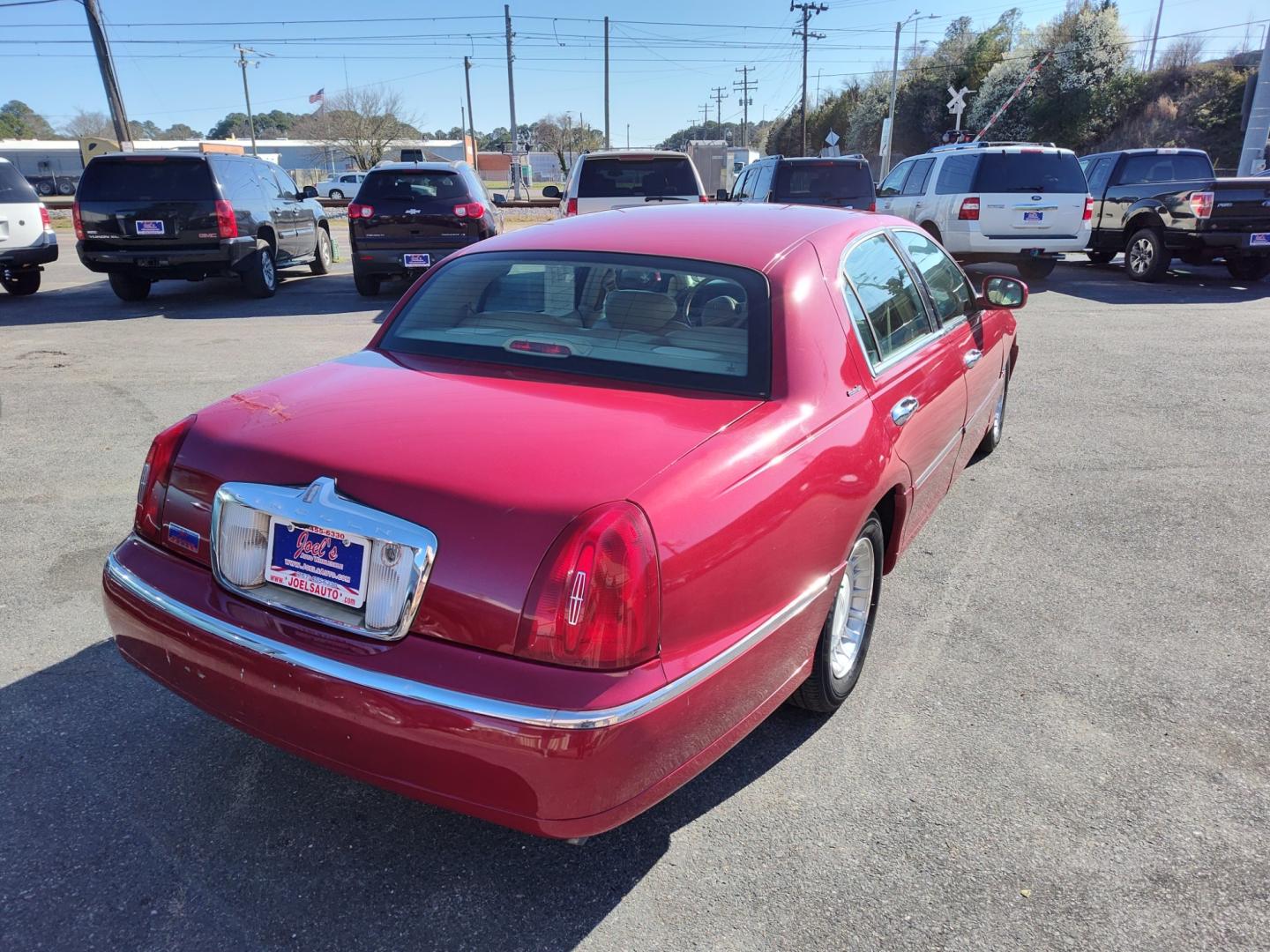 2001 Red Lincoln Town Car (1LNHM81W51Y) , located at 5700 Curlew Drive, Norfolk, VA, 23502, (757) 455-6330, 36.841885, -76.209412 - Photo#12